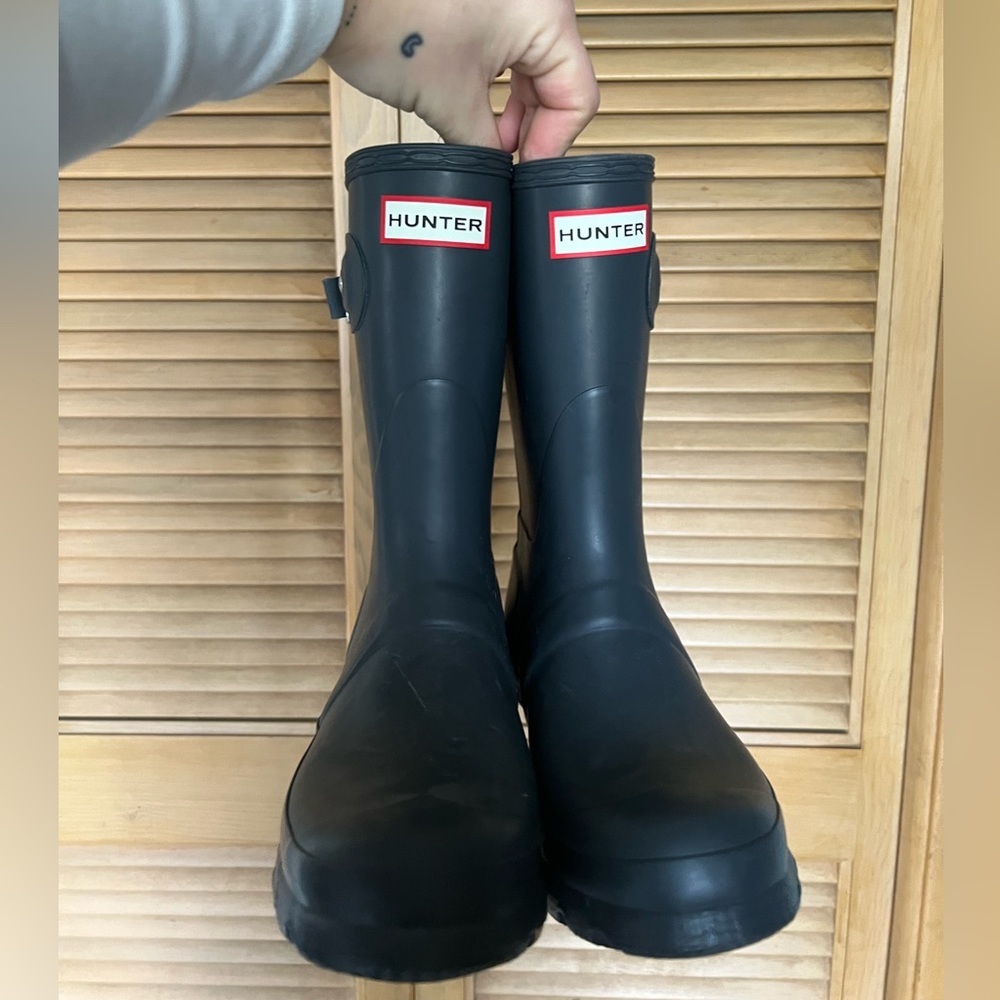 Mid length navy Hunter boots